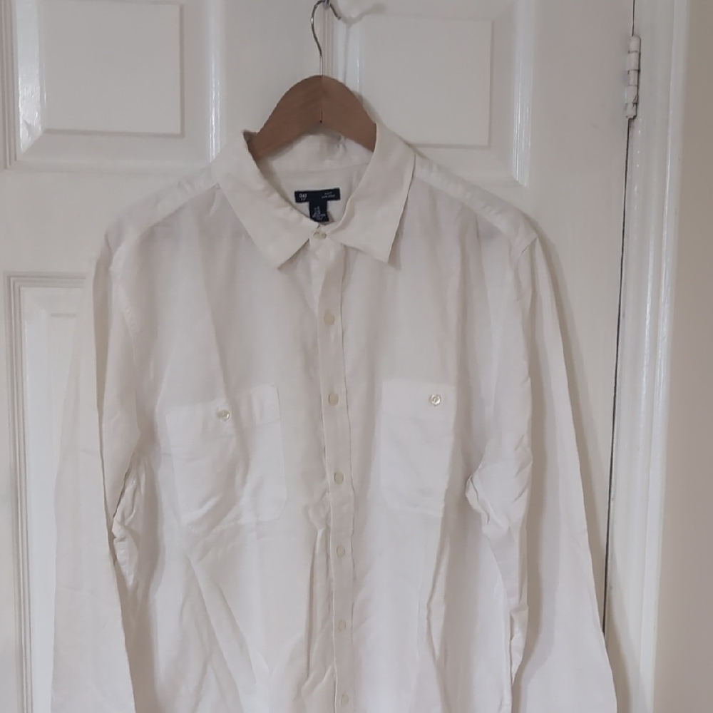 GAP Men's White Casual Button-Down Shirt. Cotton And Flax